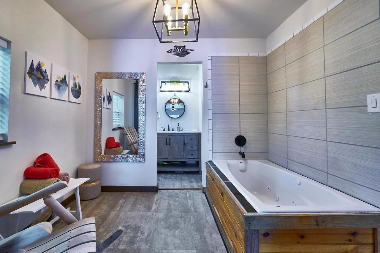 Steps From Downtown Parkway + Private Hottub And Firepit - Wifi - Firefly Apartmán *
