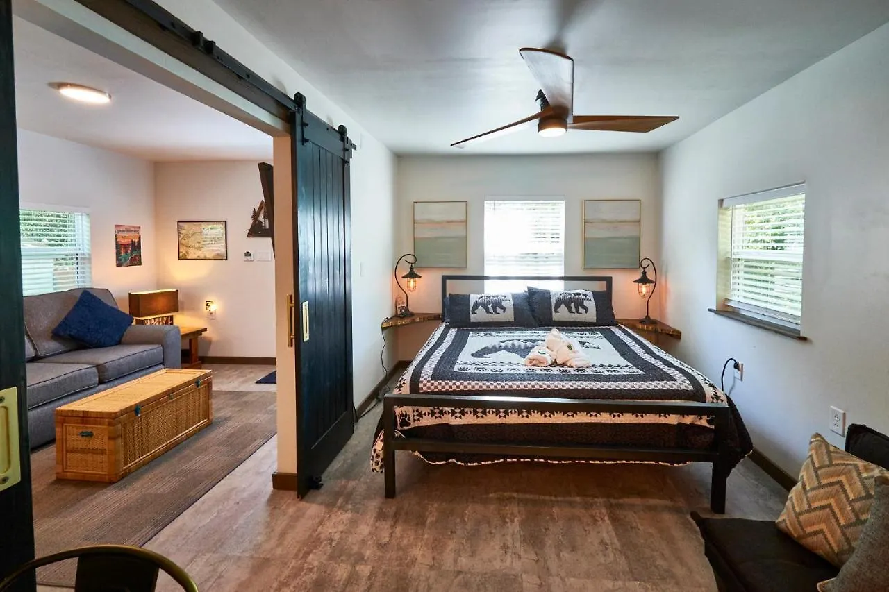 Steps From Downtown Parkway + Private Hottub And Firepit - Wifi - Firefly Apartment
