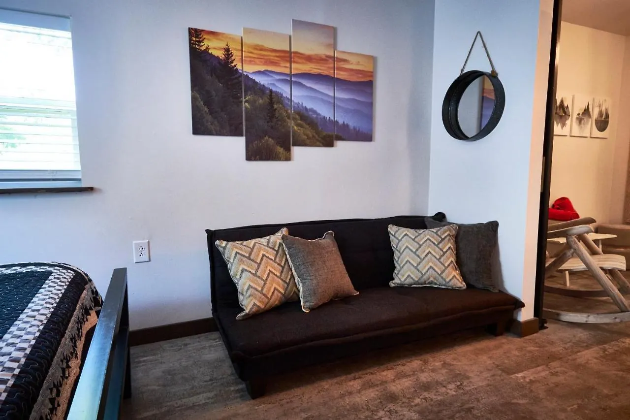 Apartment Steps From Downtown Parkway + Private Hottub And Firepit - Wifi - Firefly