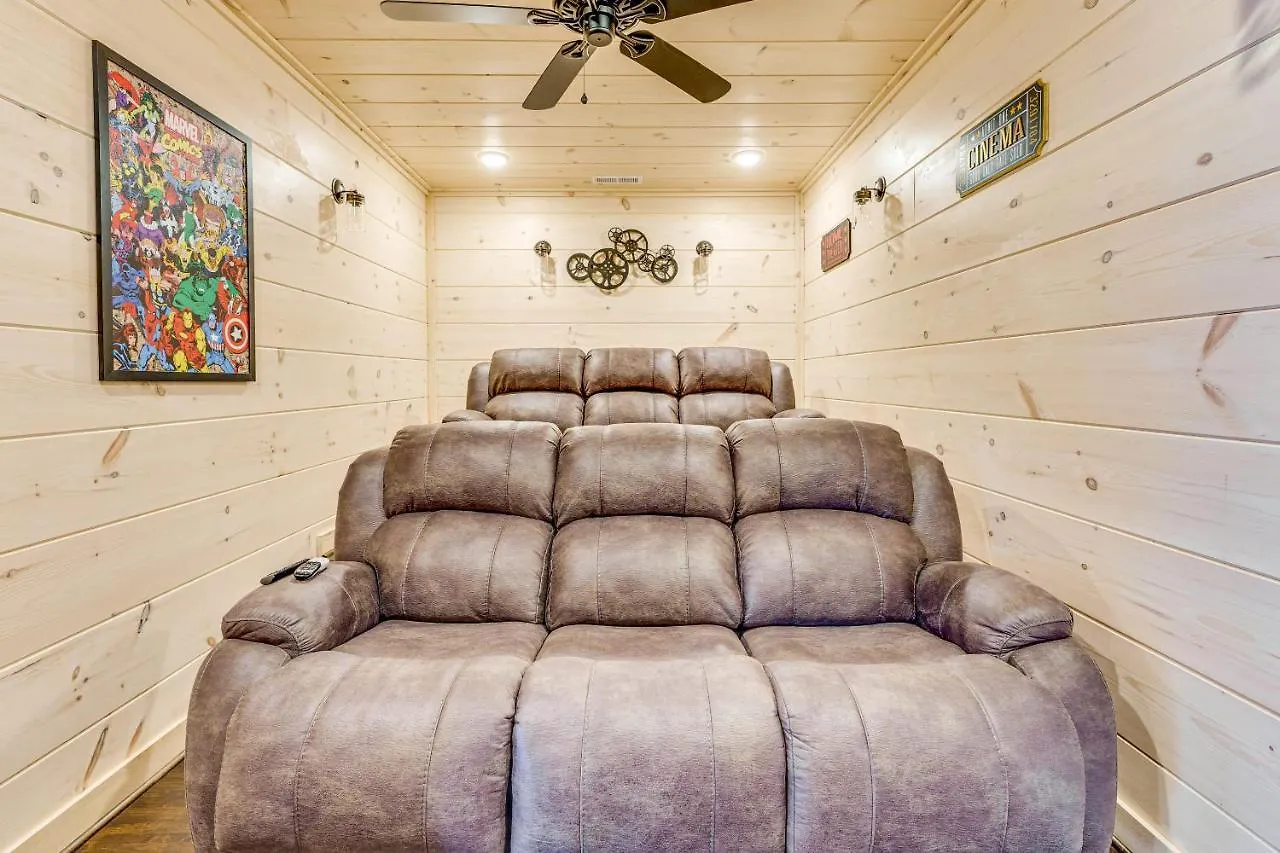 Misty Mountain Stop Mountain Views Hot Tub Game Theater Holiday home *