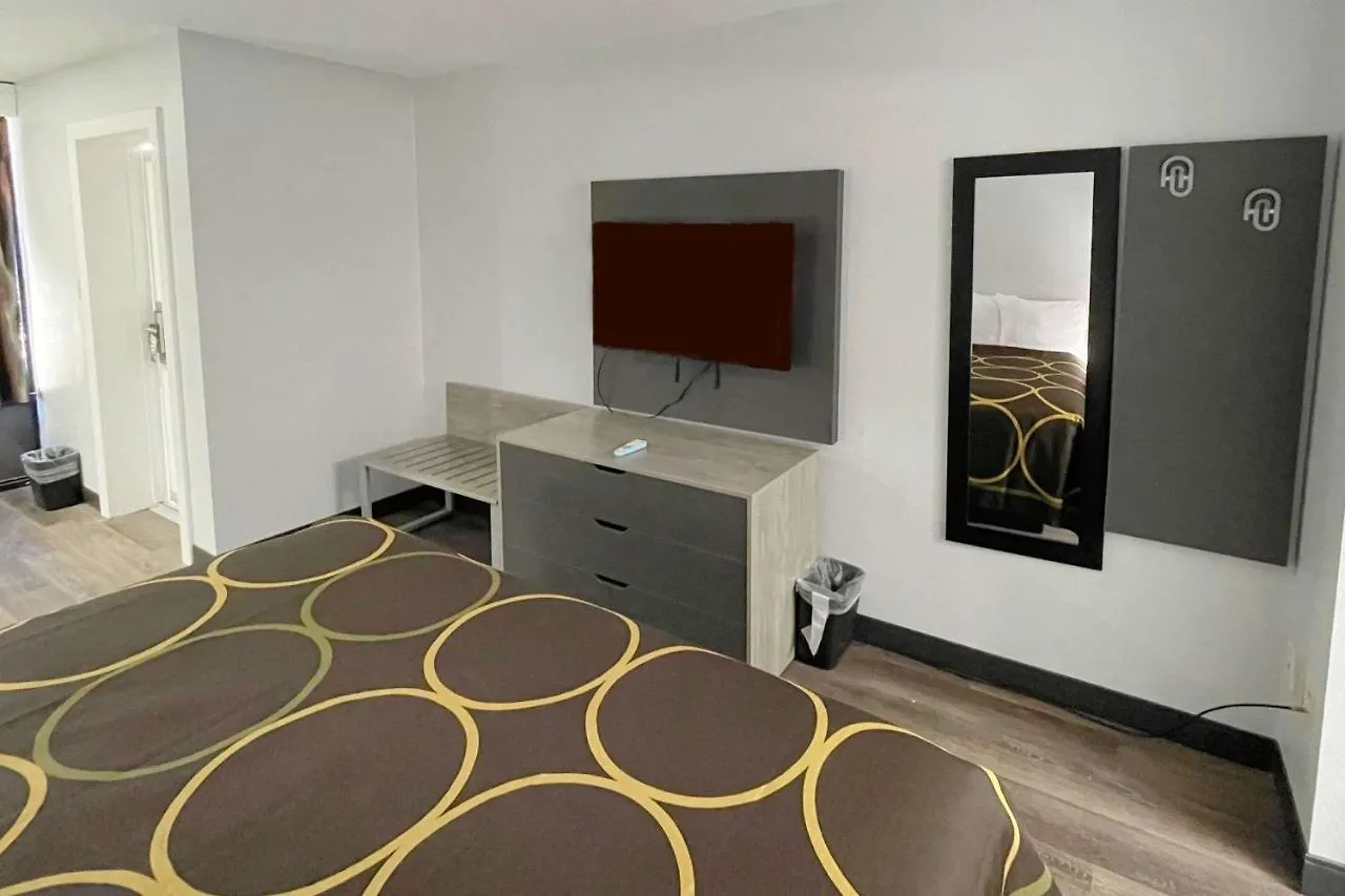 Hotel Super 8 By Wyndham Downtown