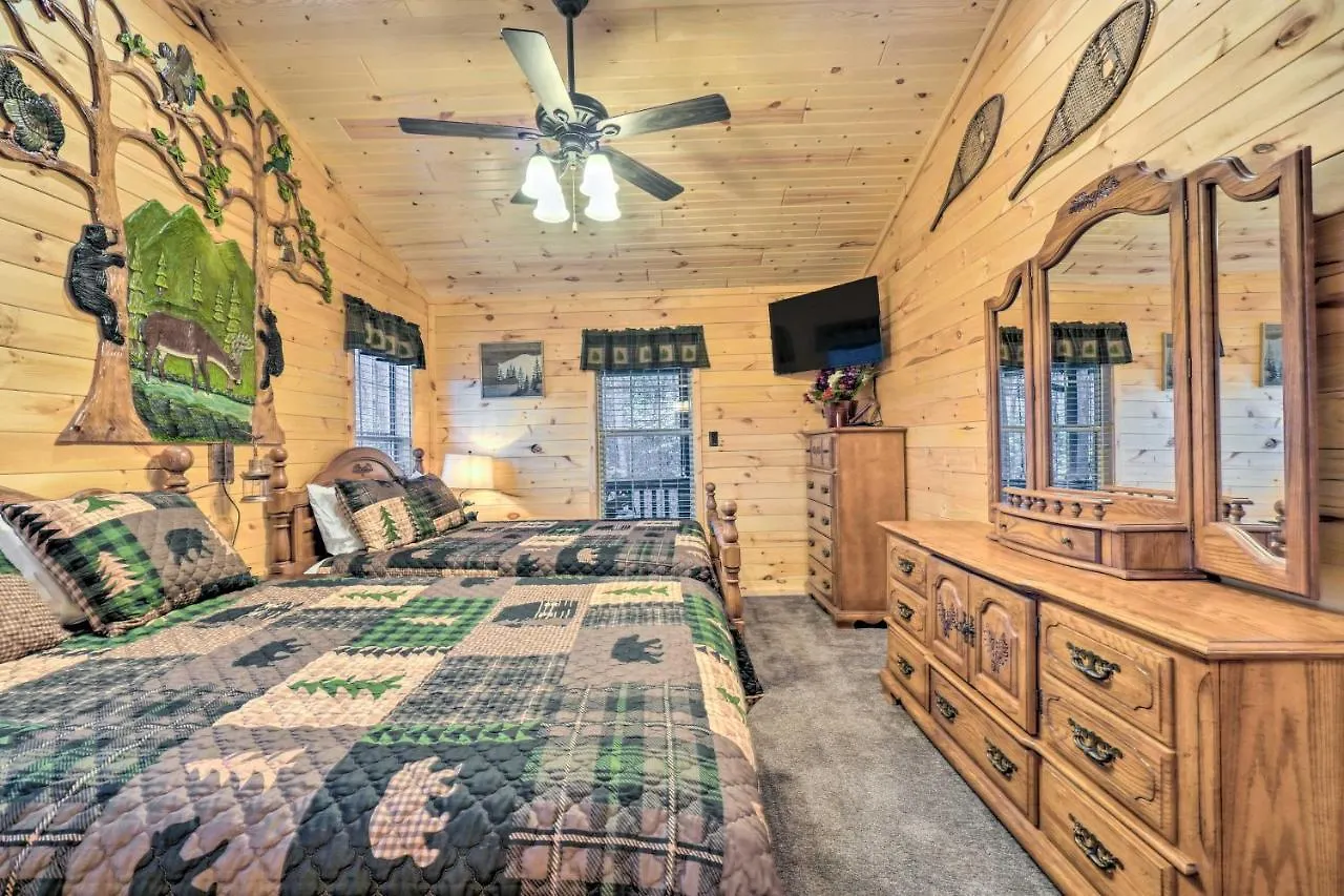 Woodsy Hideaway Private Hot Tub Pigeon Forge