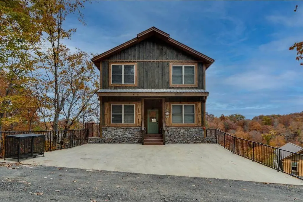 Blue Moon Ridge: Brand New Cabin! 5 Bedrooms, Pool/hot Tub, Theatre Holiday home *