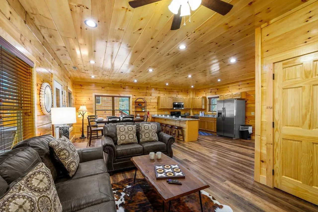 Apartment Mountain Haven: Dual Hot Tubs & Entertainment Hub *