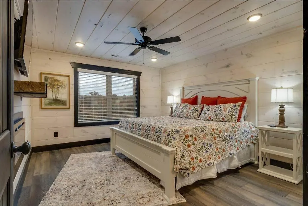 Blue Moon Ridge: Brand New Cabin! 5 Bedrooms, Pool/hot Tub, Theatre *