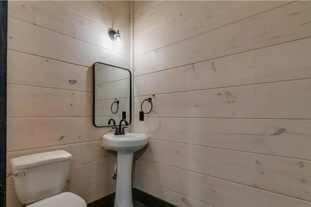 Blue Moon Ridge: Brand New Cabin! 5 Bedrooms, Pool/hot Tub, Theatre Holiday home