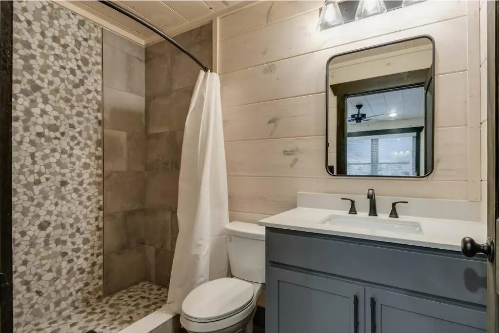 Blue Moon Ridge: Brand New Cabin! 5 Bedrooms, Pool/hot Tub, Theatre Pigeon Forge