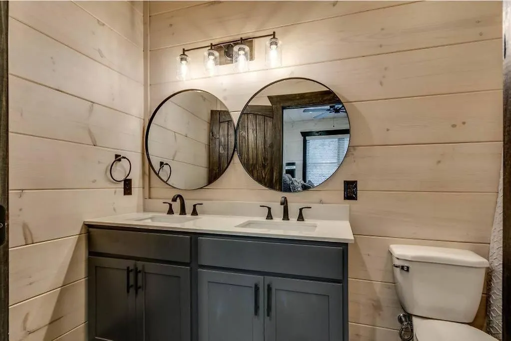 Blue Moon Ridge: Brand New Cabin! 5 Bedrooms, Pool/hot Tub, Theatre Holiday home