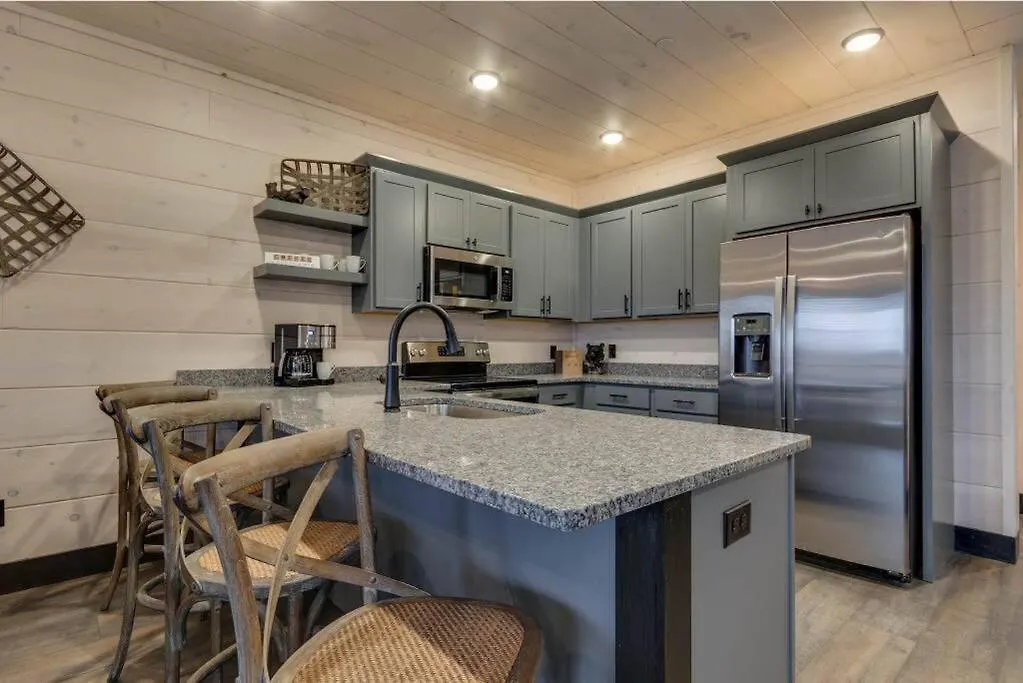 Blue Moon Ridge: Brand New Cabin! 5 Bedrooms, Pool/hot Tub, Theatre Holiday home Pigeon Forge
