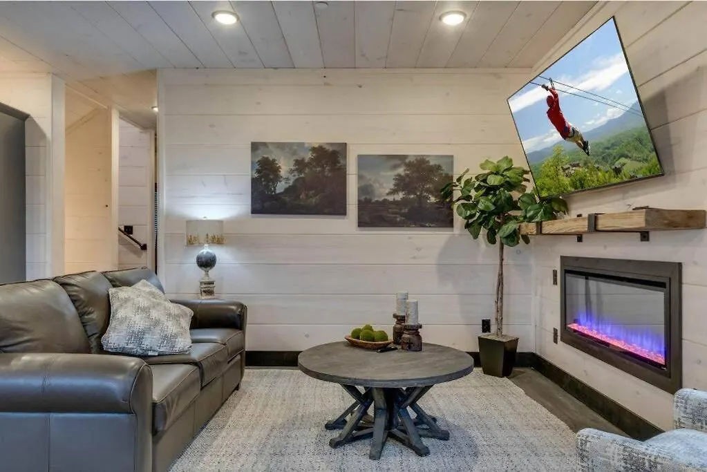 Blue Moon Ridge: Brand New Cabin! 5 Bedrooms, Pool/hot Tub, Theatre Pigeon Forge