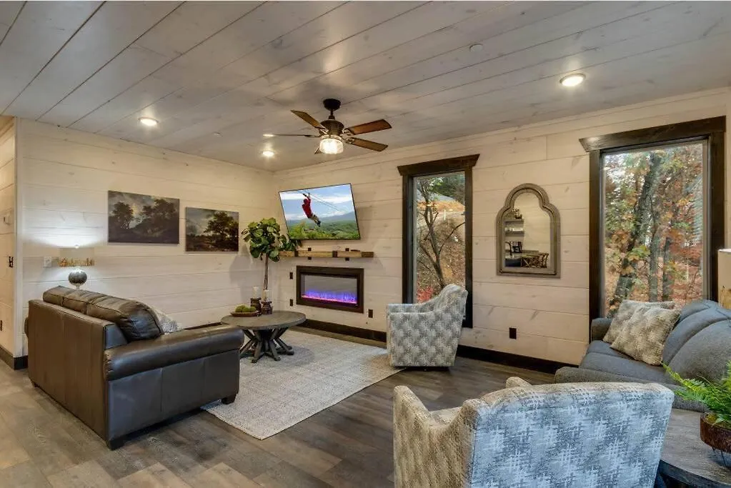 Blue Moon Ridge: Brand New Cabin! 5 Bedrooms, Pool/hot Tub, Theatre *