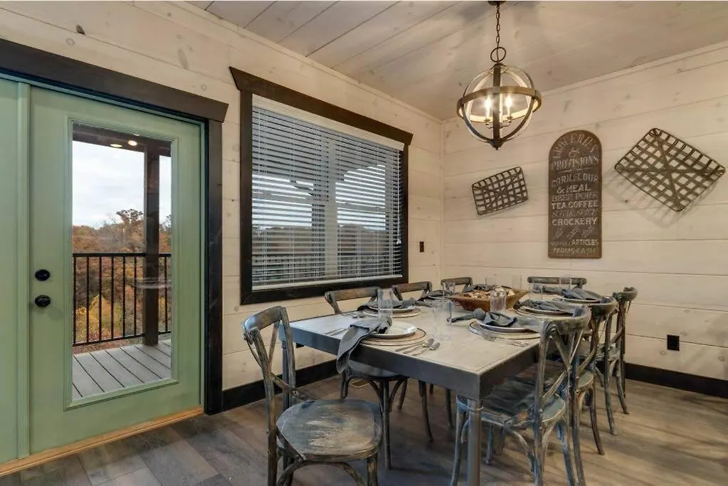 Blue Moon Ridge: Brand New Cabin! 5 Bedrooms, Pool/hot Tub, Theatre Holiday home