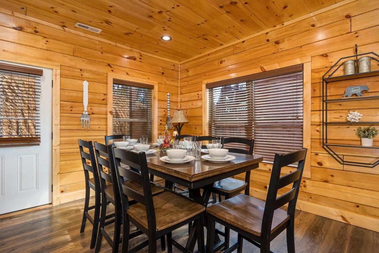 Mountain Haven: Dual Hot Tubs & Entertainment Hub *