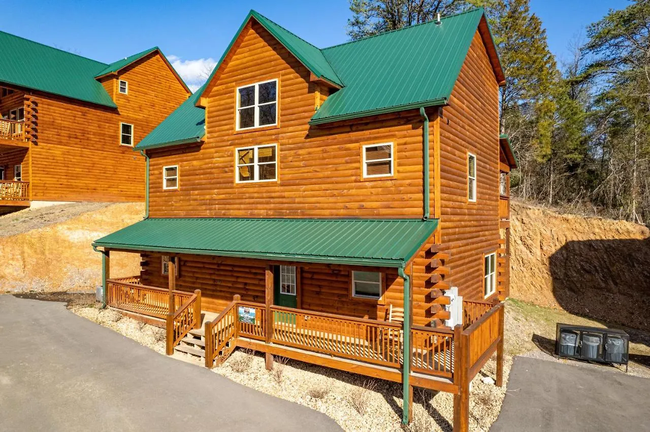 Mountain Haven: Dual Hot Tubs & Entertainment Hub Apartment *