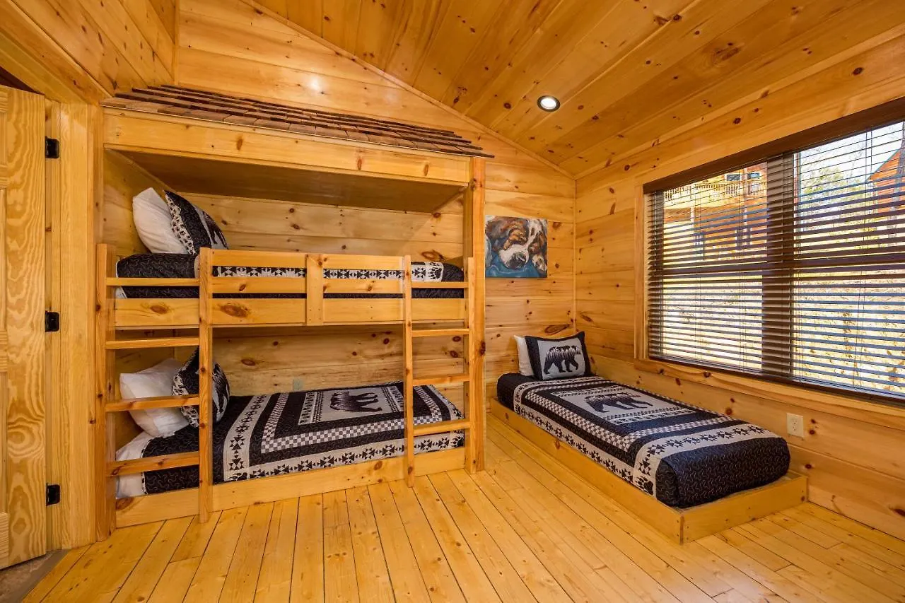 Apartment Mountain Haven: Dual Hot Tubs & Entertainment Hub