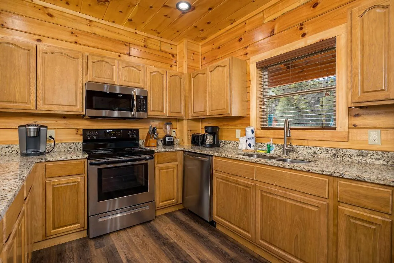 Apartment Mountain Haven: Dual Hot Tubs & Entertainment Hub