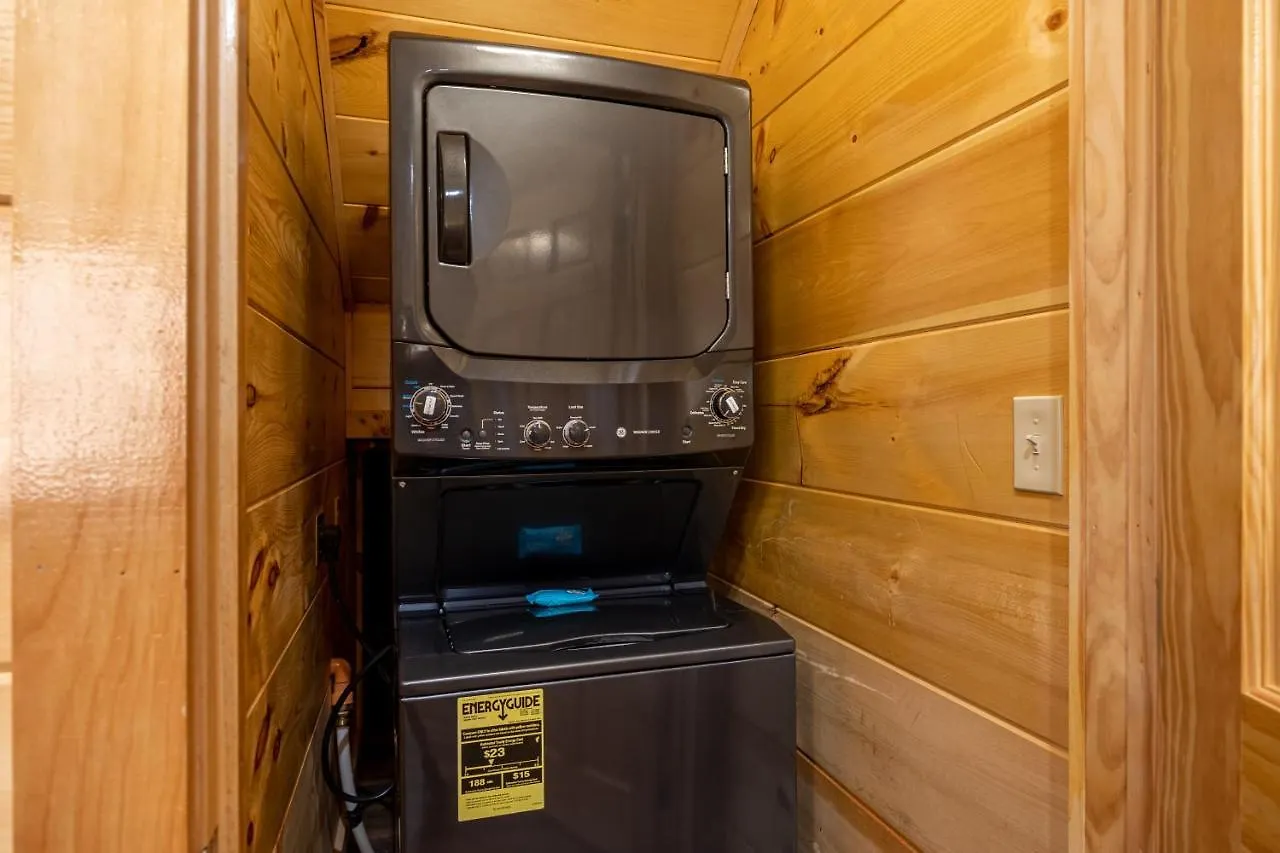 Mountain Haven: Dual Hot Tubs & Entertainment Hub Apartment
