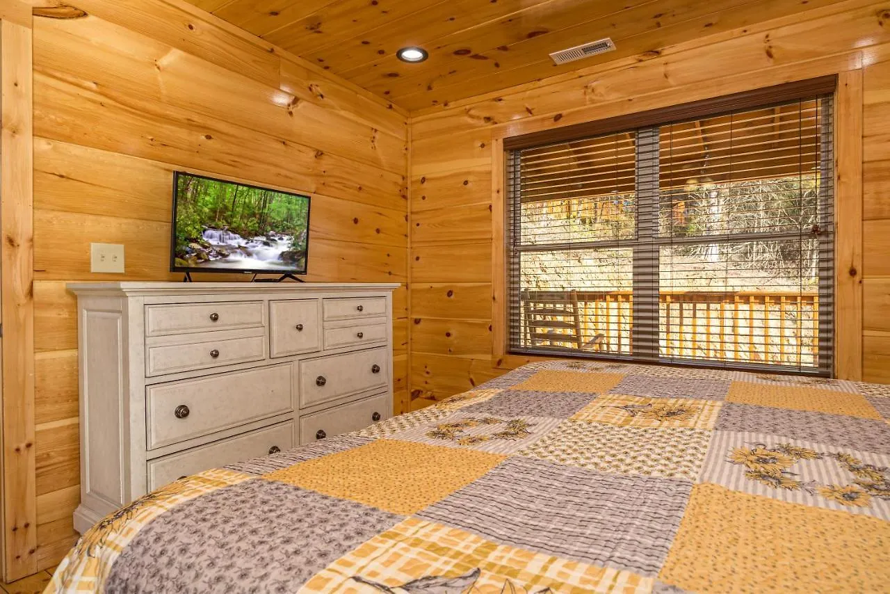 Mountain Haven: Dual Hot Tubs & Entertainment Hub