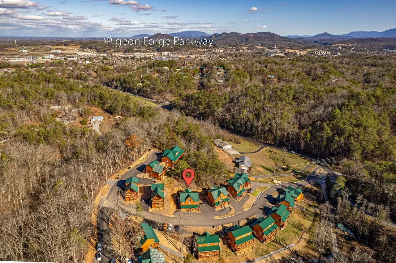 Mountain Haven: Dual Hot Tubs & Entertainment Hub Pigeon Forge