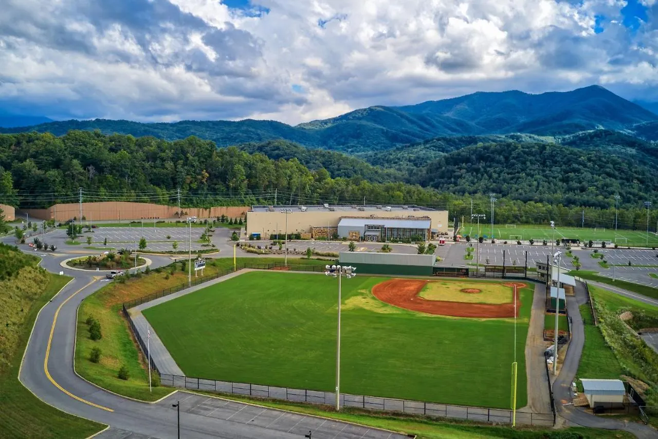 Mountain Haven: Dual Hot Tubs & Entertainment Hub *
