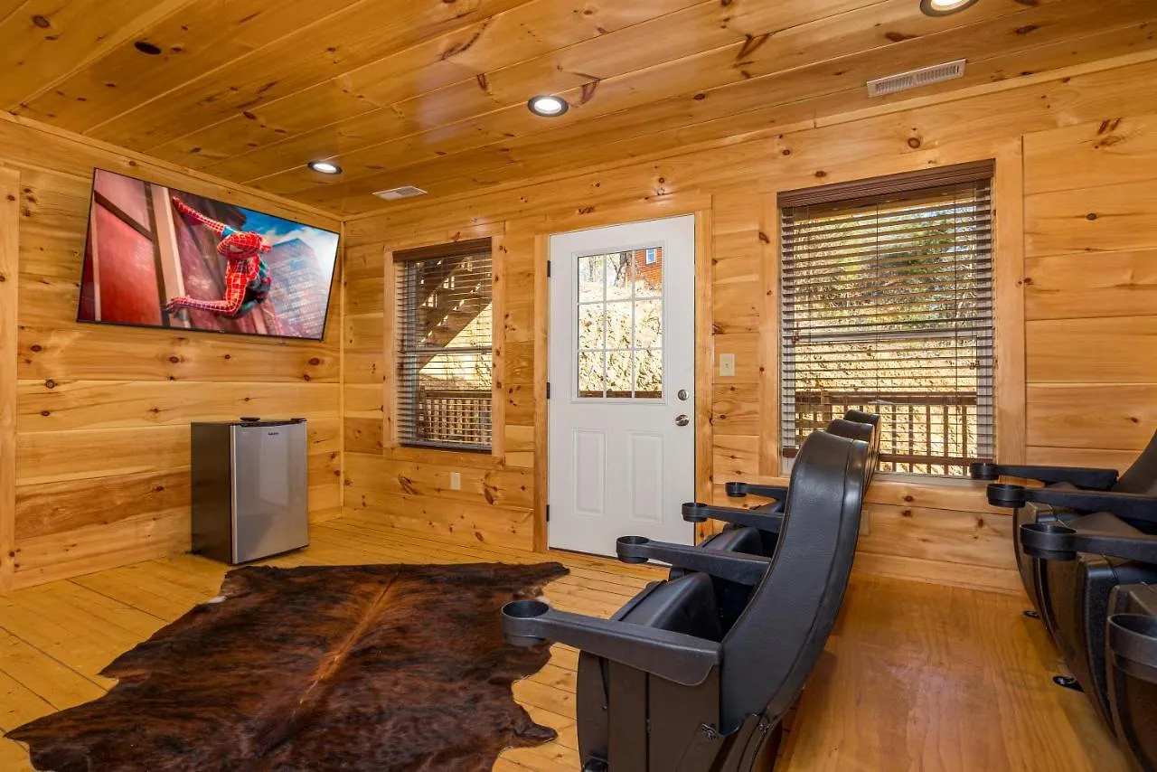 Mountain Haven: Dual Hot Tubs & Entertainment Hub Apartment *