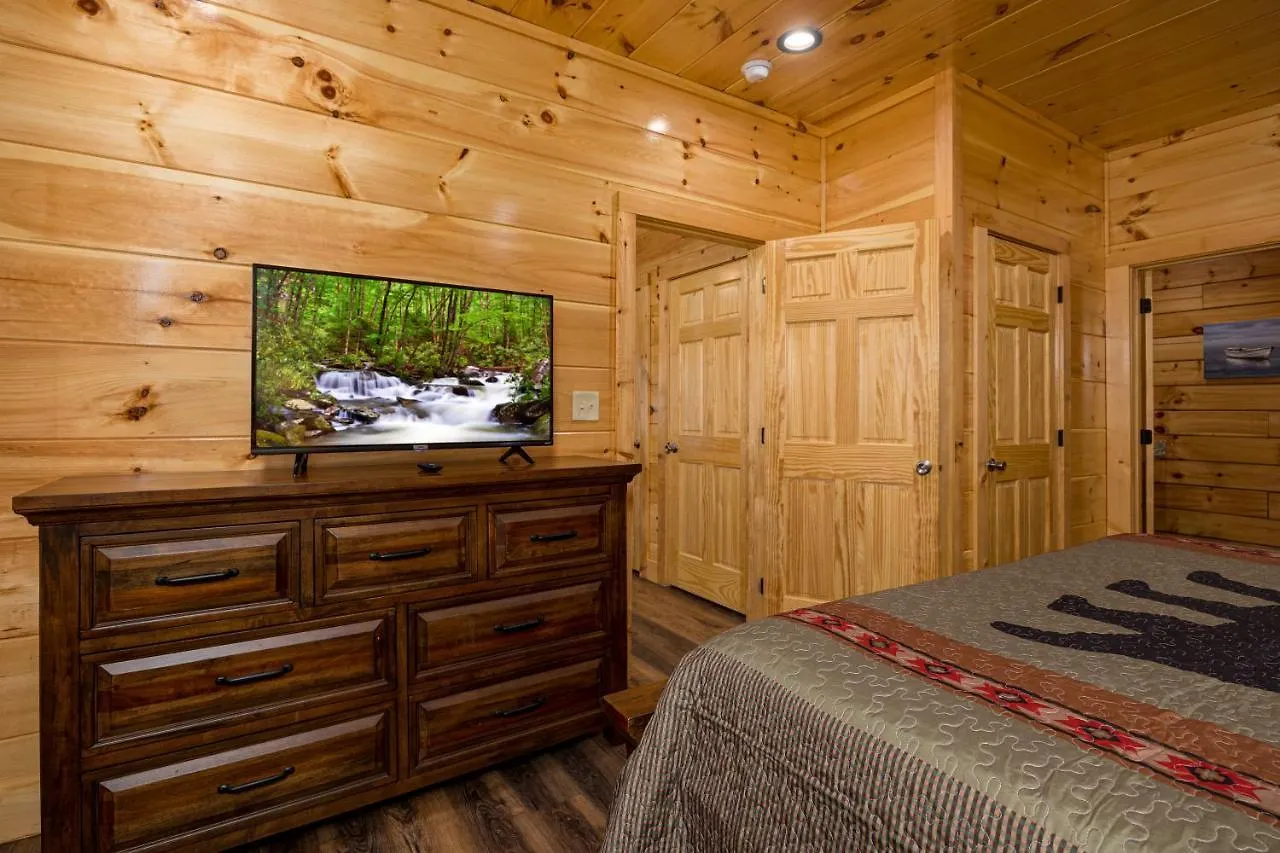 Mountain Haven: Dual Hot Tubs & Entertainment Hub Apartment
