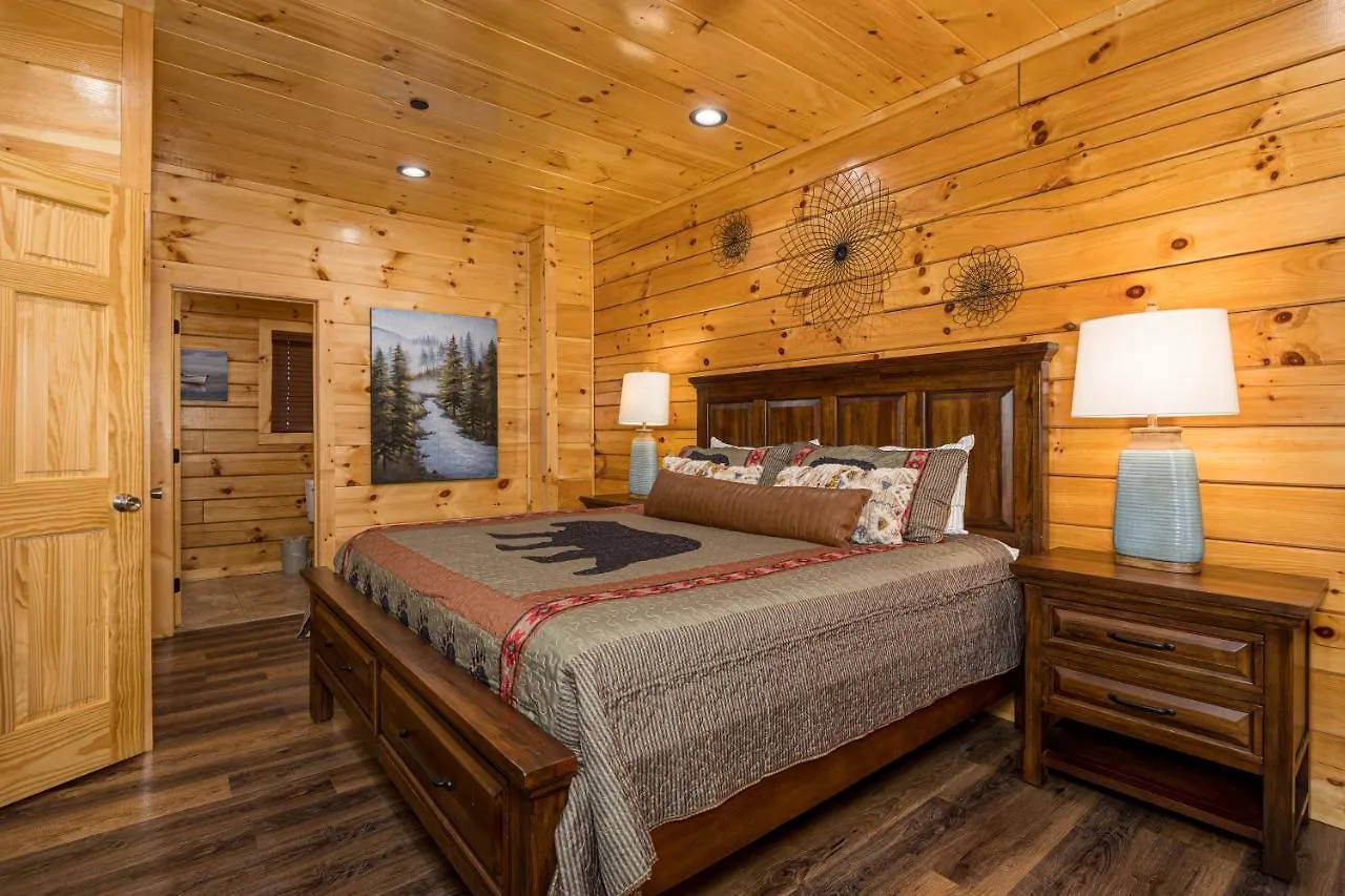 Apartment Mountain Haven: Dual Hot Tubs & Entertainment Hub