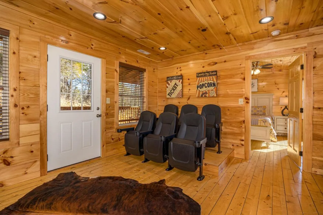 Mountain Haven: Dual Hot Tubs & Entertainment Hub Apartment *