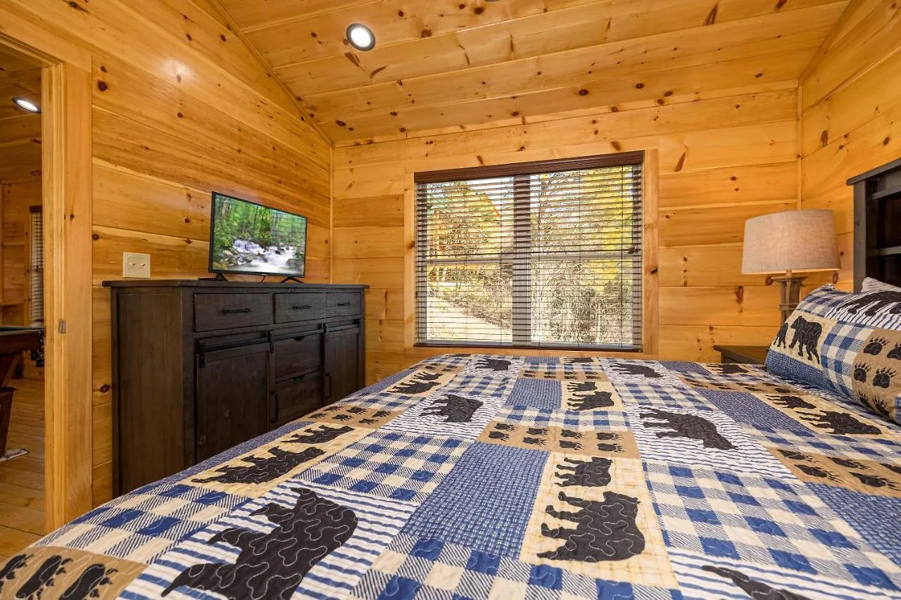 Mountain Haven: Dual Hot Tubs & Entertainment Hub Pigeon Forge