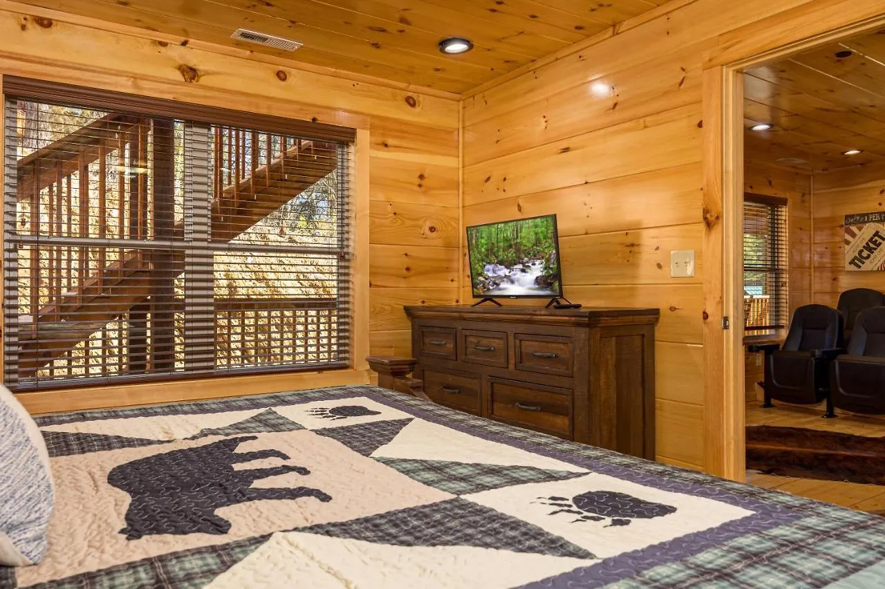 Mountain Haven: Dual Hot Tubs & Entertainment Hub Pigeon Forge