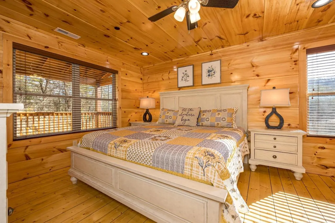 Mountain Haven: Dual Hot Tubs & Entertainment Hub *