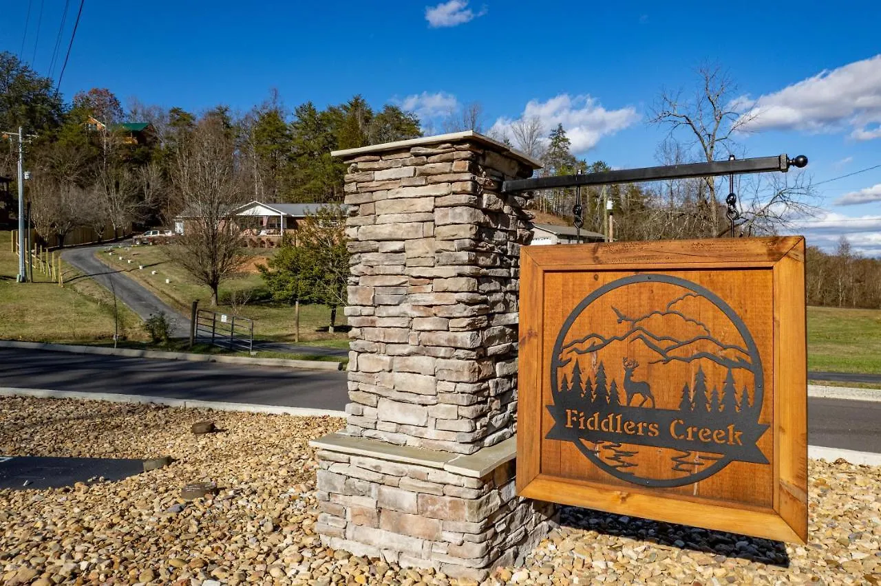 Apartment Mountain Haven: Dual Hot Tubs & Entertainment Hub Pigeon Forge
