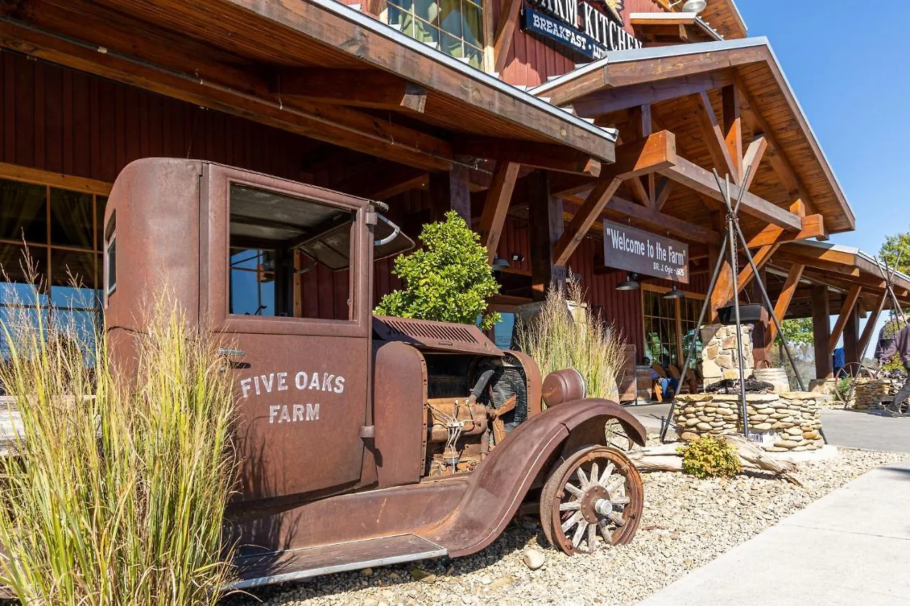 Mountain Haven: Dual Hot Tubs & Entertainment Hub Apartment *