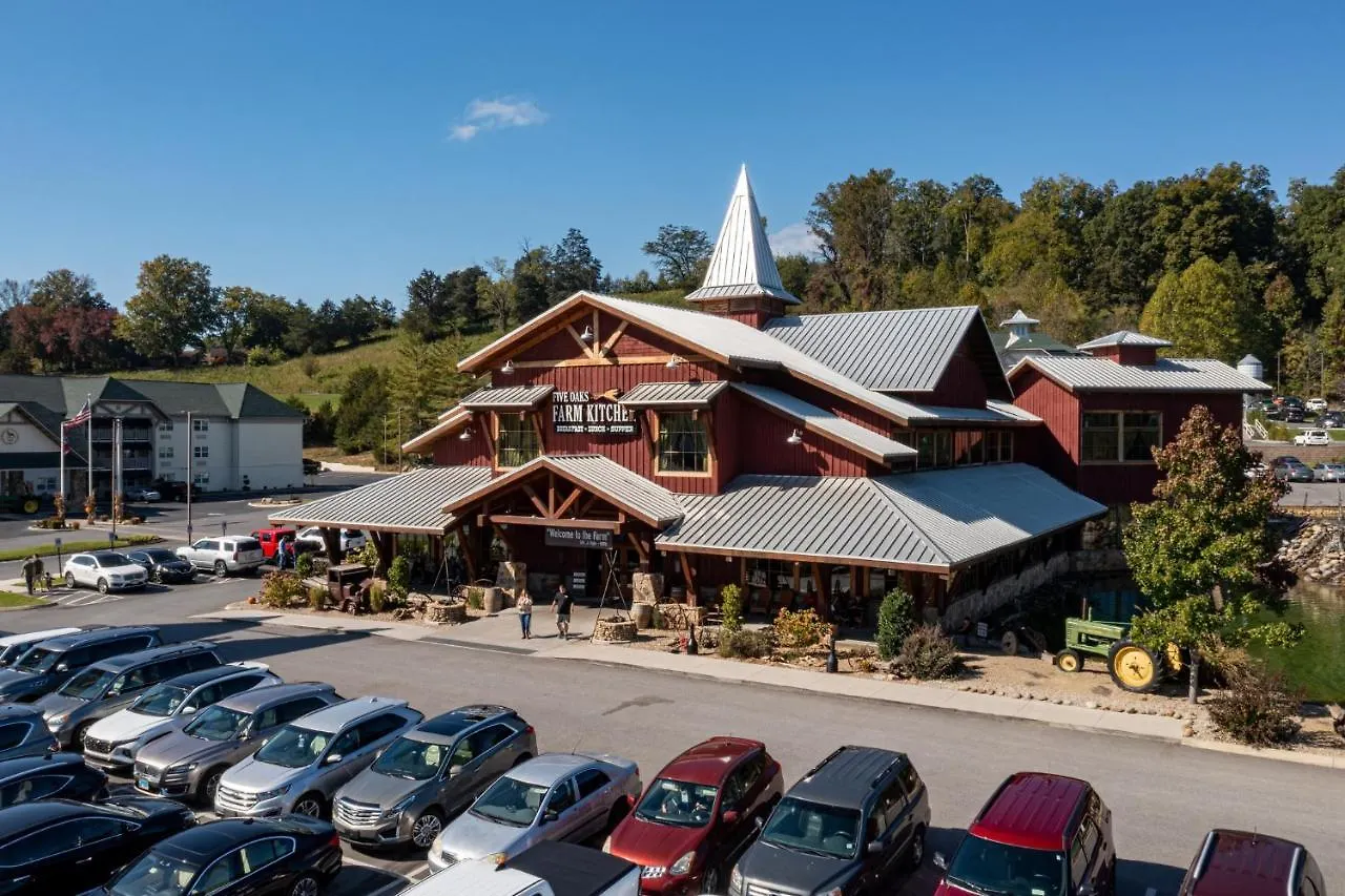 Mountain Haven: Dual Hot Tubs & Entertainment Hub *