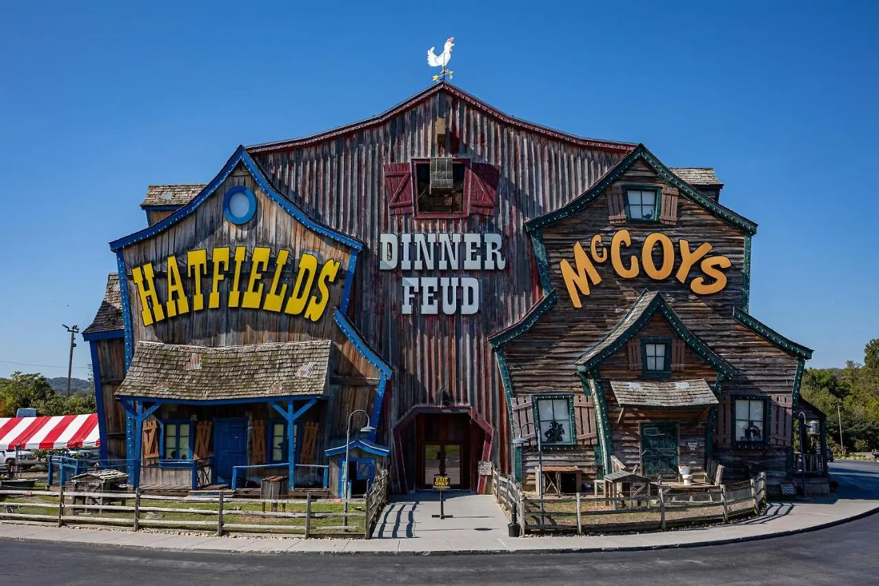 Mountain Haven: Dual Hot Tubs & Entertainment Hub Pigeon Forge