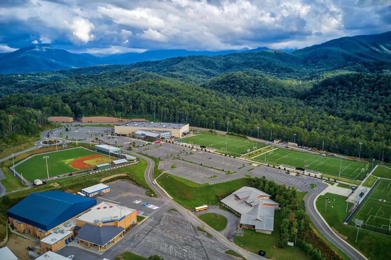 Apartment Mountain Haven: Dual Hot Tubs & Entertainment Hub Pigeon Forge