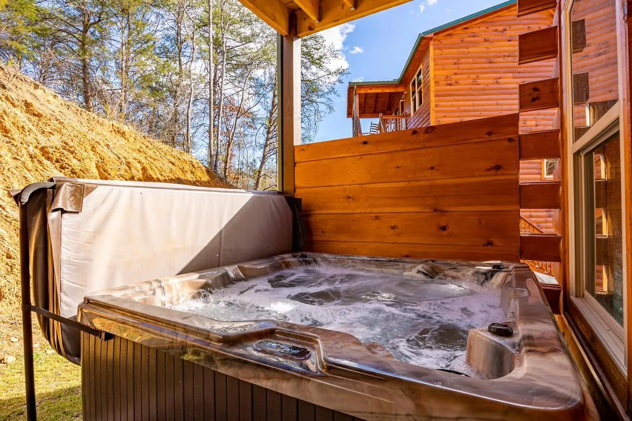Mountain Haven: Dual Hot Tubs & Entertainment Hub Apartment *