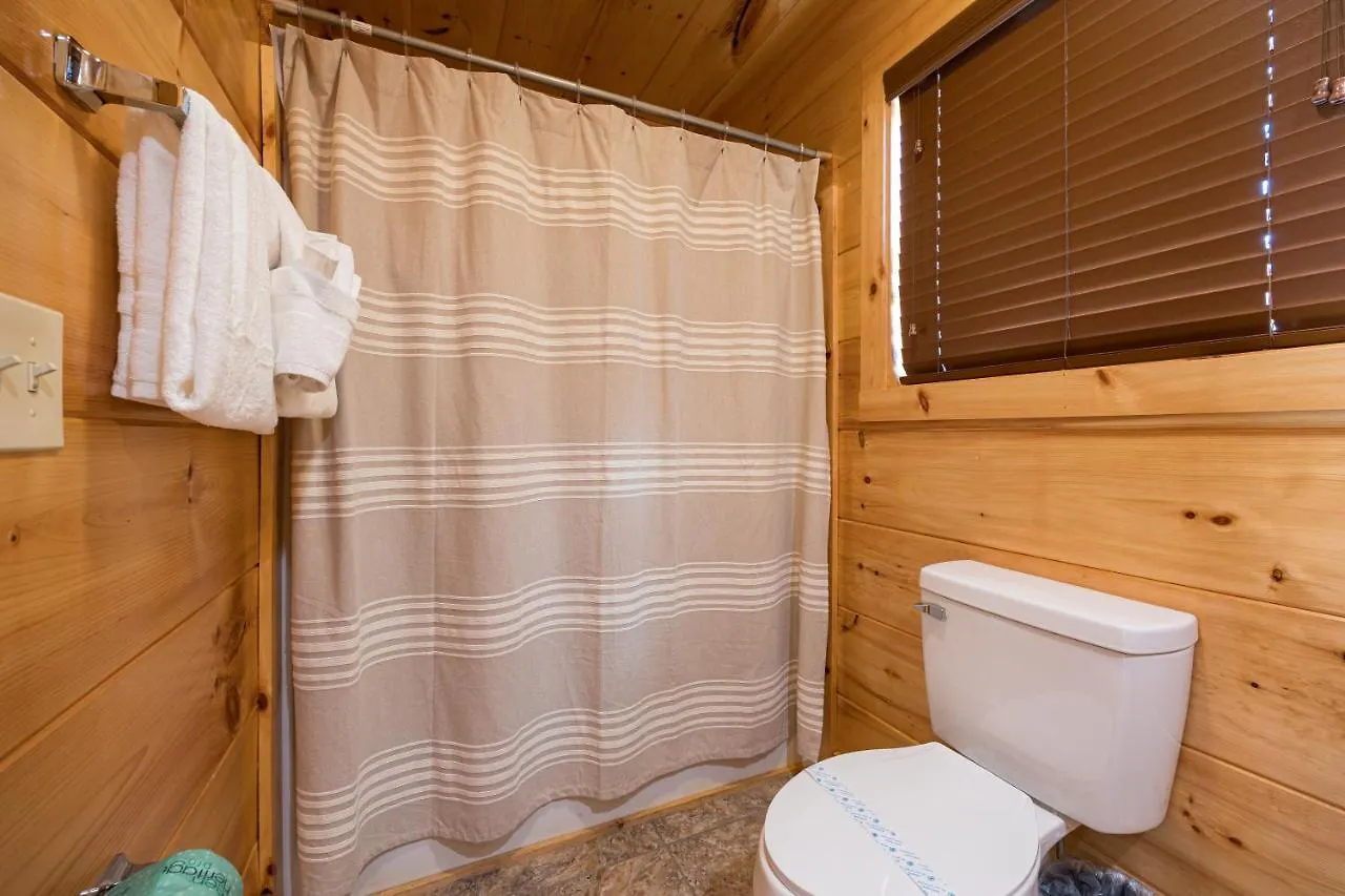 Mountain Haven: Dual Hot Tubs & Entertainment Hub Apartment