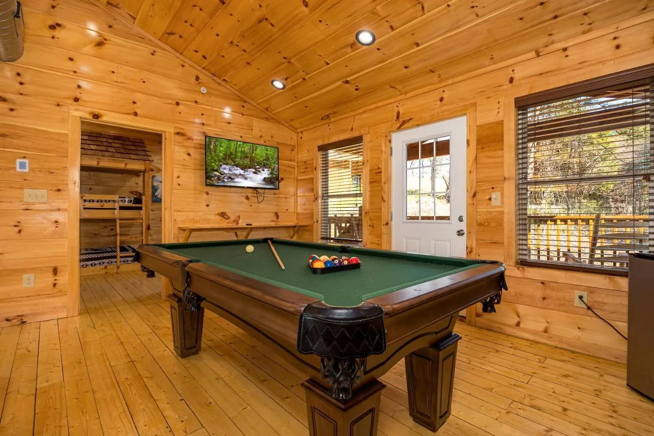 Mountain Haven: Dual Hot Tubs & Entertainment Hub *