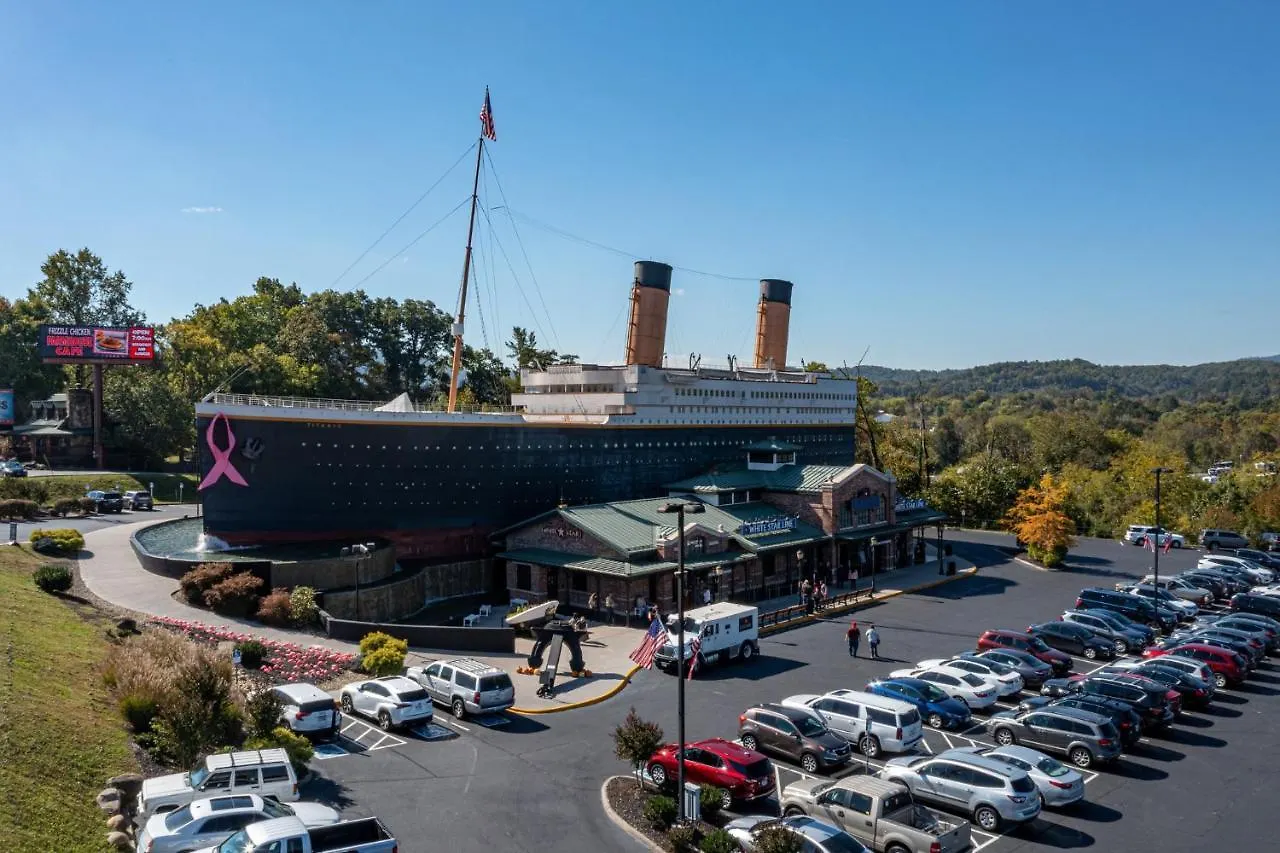 Mountain Haven: Dual Hot Tubs & Entertainment Hub Apartment Pigeon Forge