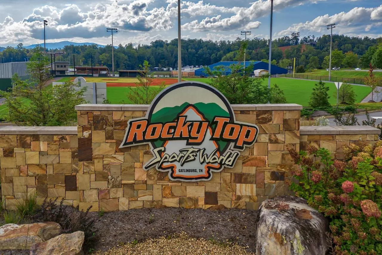 Mountain Haven: Dual Hot Tubs & Entertainment Hub Pigeon Forge