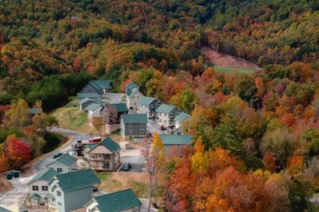 Shelter Me - 5 Miles To Dollywood , Hot Tub, Wi-fi, Game Holiday home