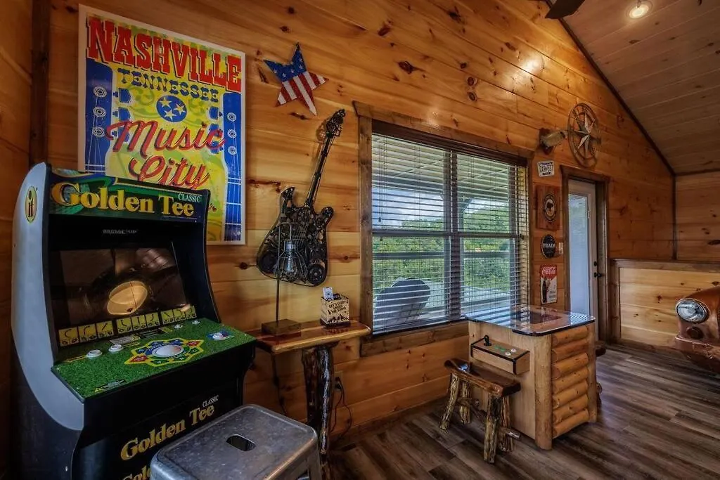 Shelter Me - 5 Miles To Dollywood , Hot Tub, Wi-fi, Game