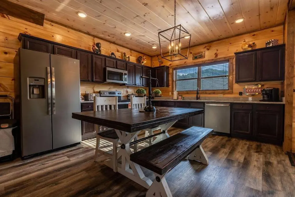 Shelter Me - 5 Miles To Dollywood , Hot Tub, Wi-fi, Game Holiday home *