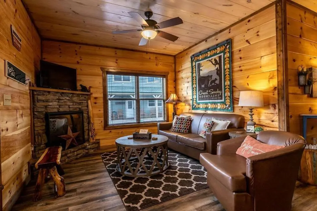 Shelter Me - 5 Miles To Dollywood , Hot Tub, Wi-fi, Game Pigeon Forge