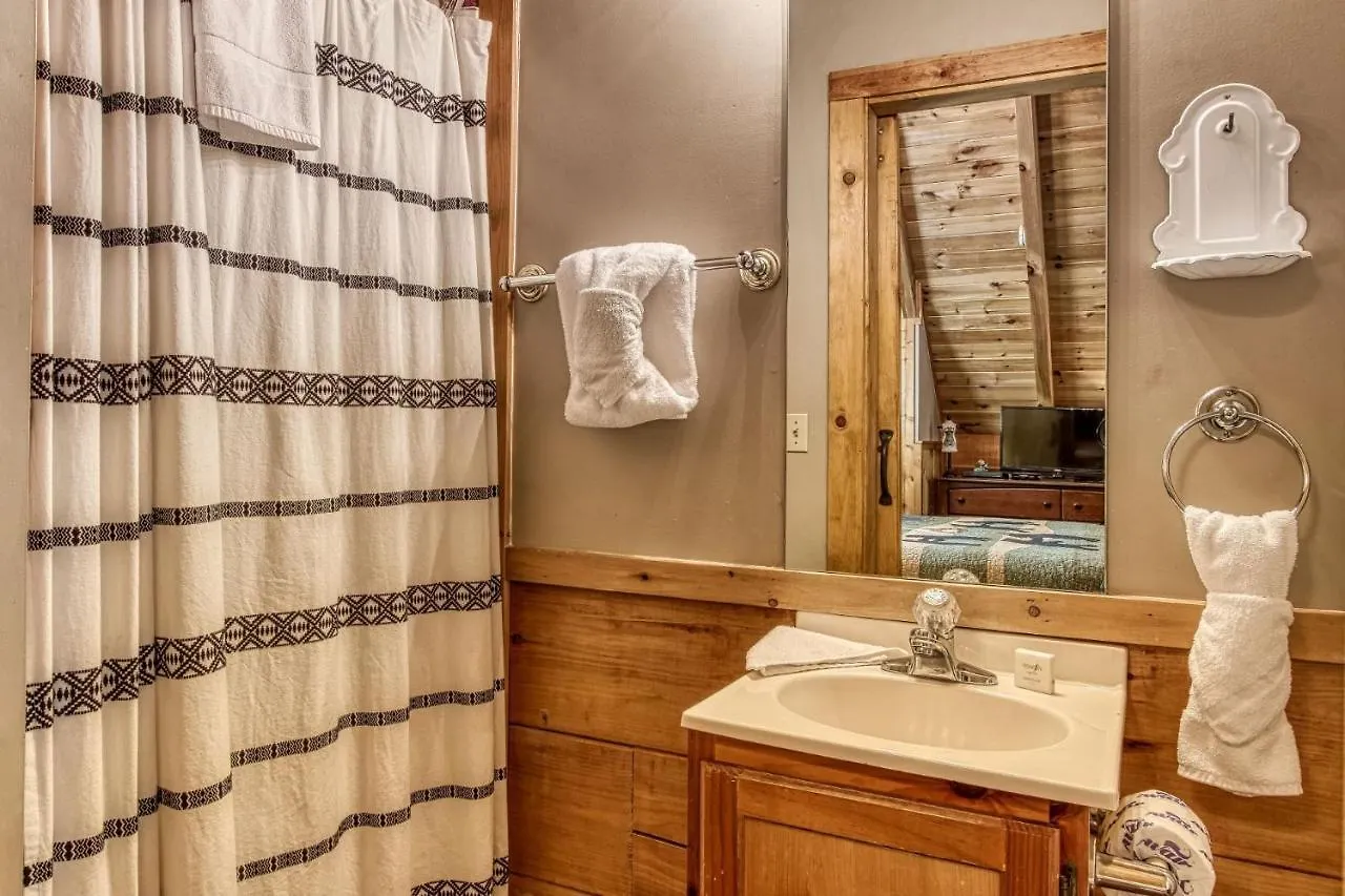 Er83 - Savage Loft - Your Close To The Action Getaway Pigeon Forge
