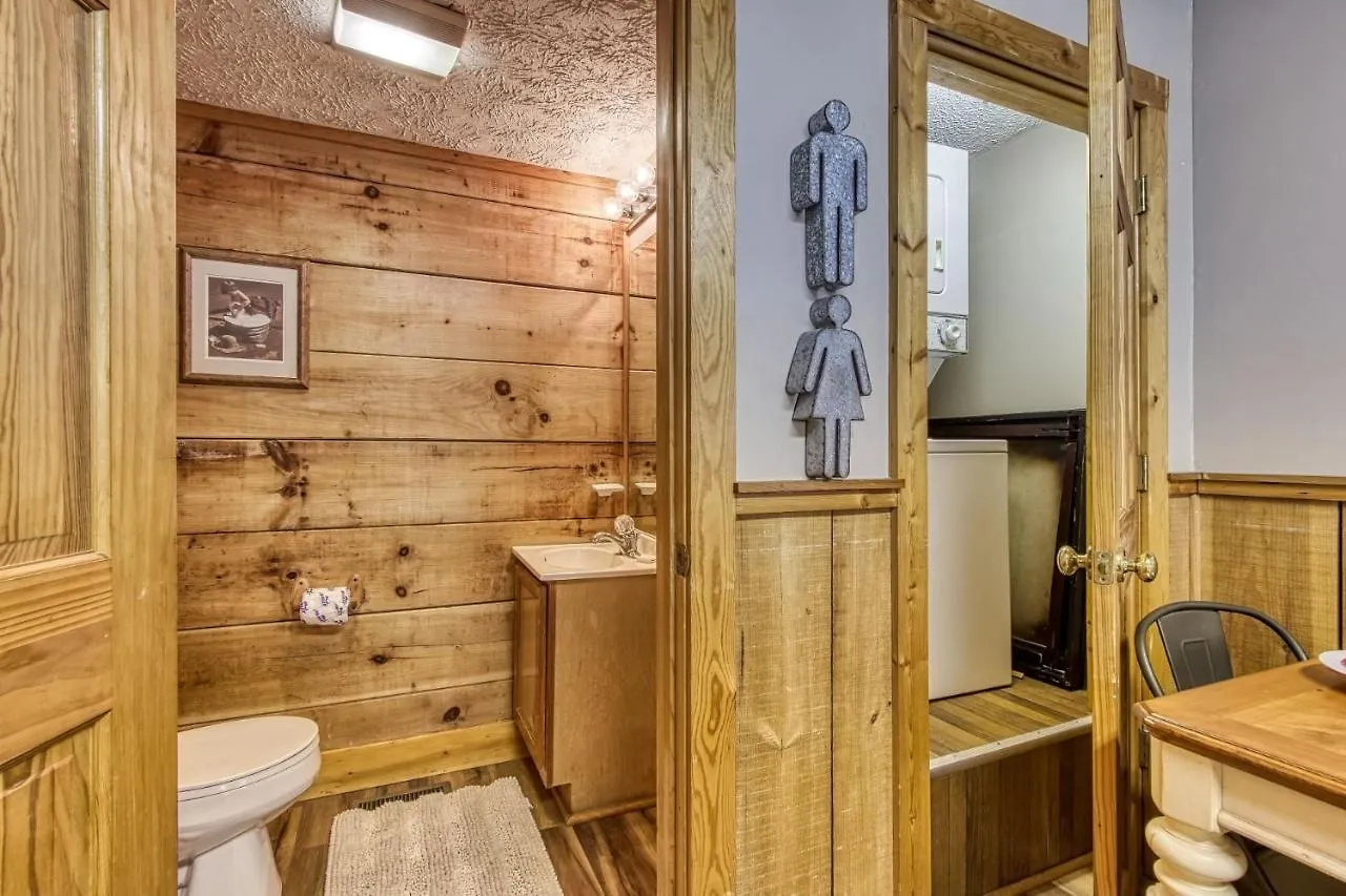 Er83 - Savage Loft - Your Close To The Action Getaway *