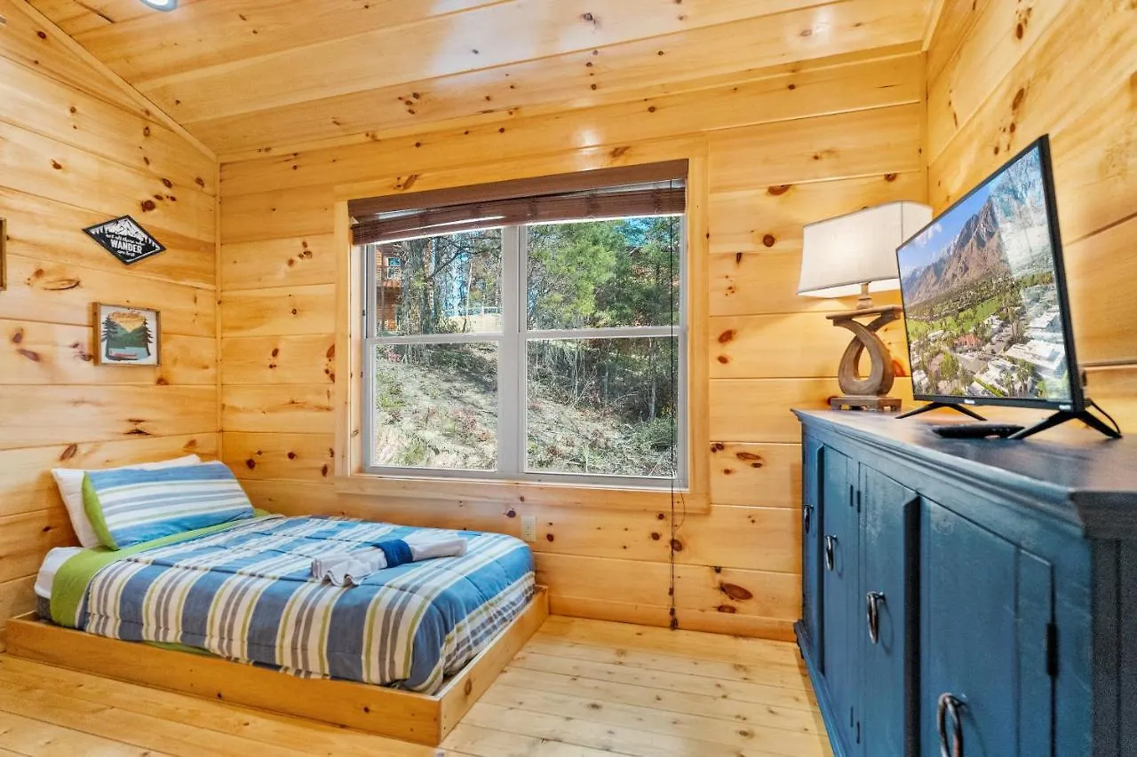 Pine Mountain Retreat, Hot Tub, Game Room, 1089 Free Tickets Each Paid Day, Dollywood And Holiday home Pigeon Forge