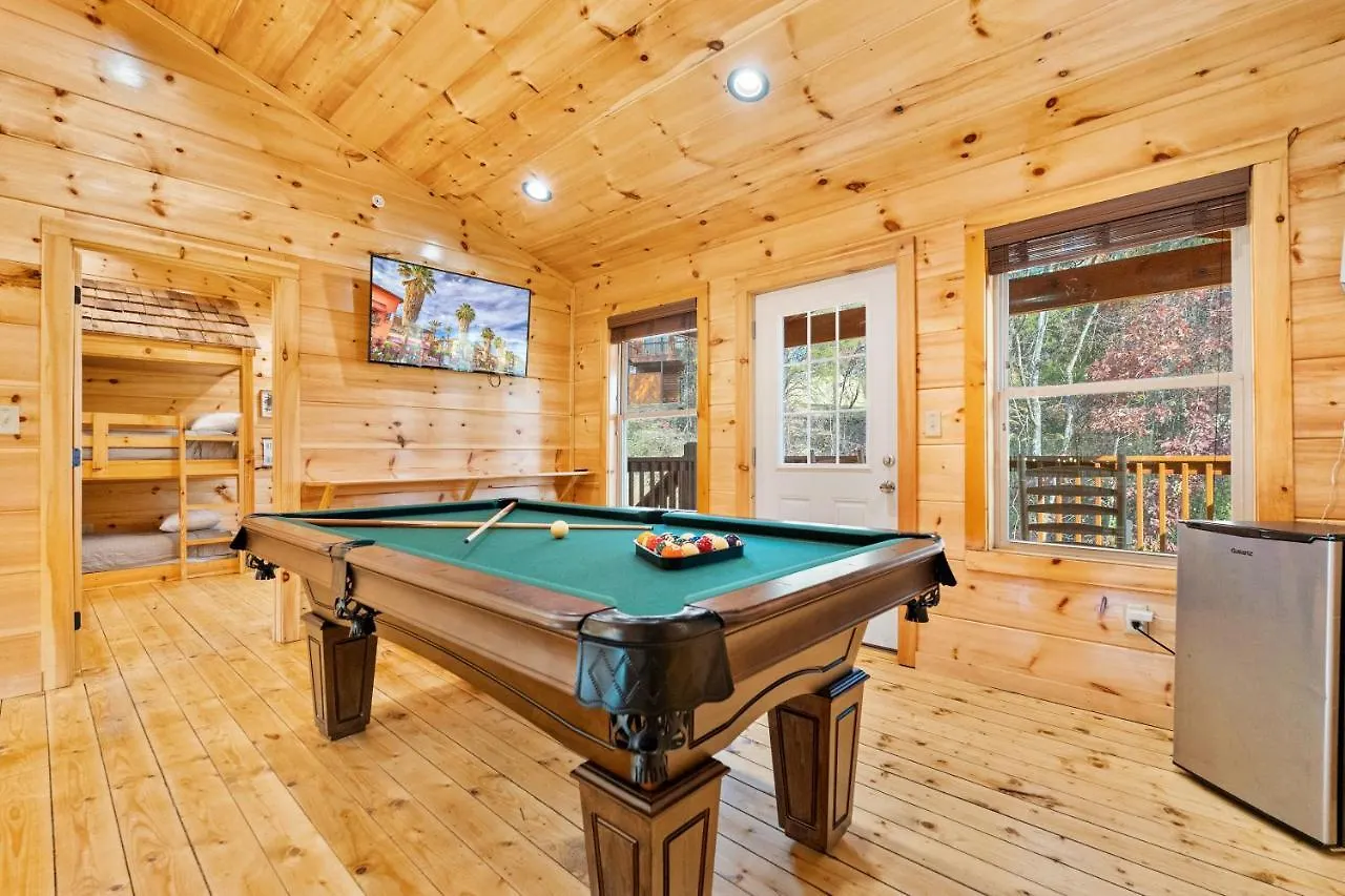 Pine Mountain Retreat, Hot Tub, Game Room, 1089 Free Tickets Each Paid Day, Dollywood And Holiday home *