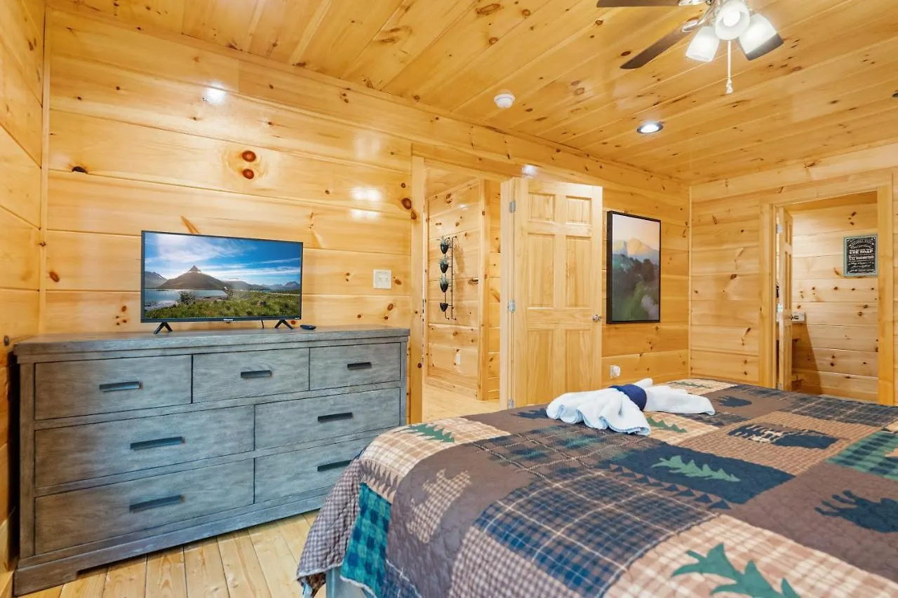 Pine Mountain Retreat, Hot Tub, Game Room, 1089 Free Tickets Each Paid Day, Dollywood And Holiday home Pigeon Forge
